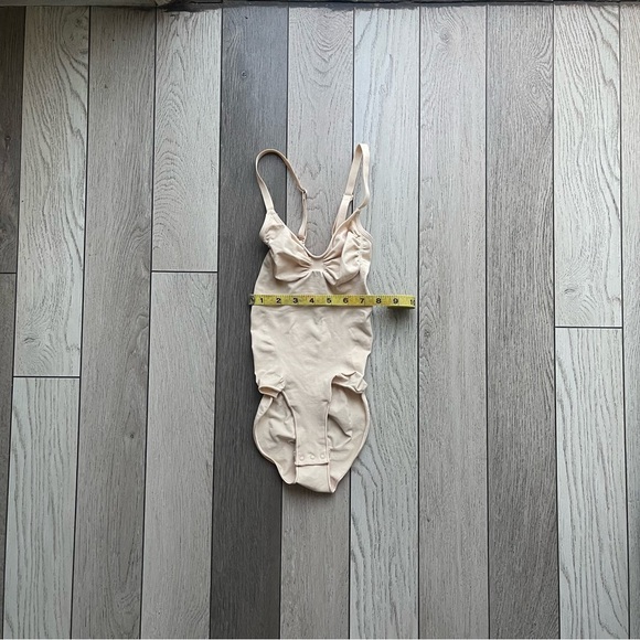 SKIMS Bodysuit Set in Cream - Picture 4 of 10